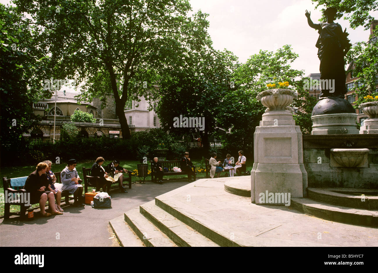 Regno Unito Inghilterra Londra West Smithfield Park St Johns Ambulance picnic Foto Stock