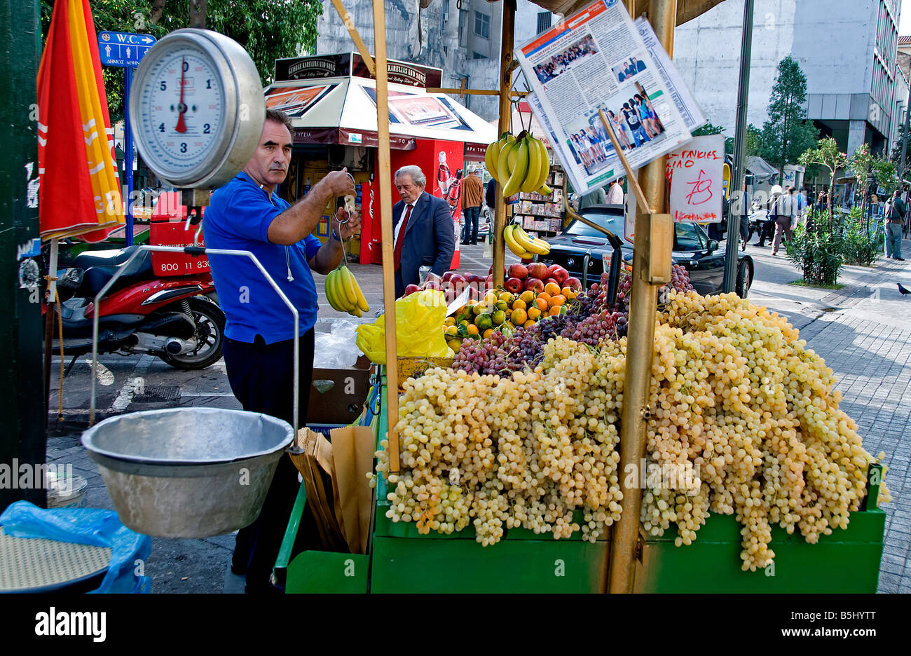 La Plaka Ortolano market food frutta quartiere dello shopping uve Atene Grecia greco Foto Stock