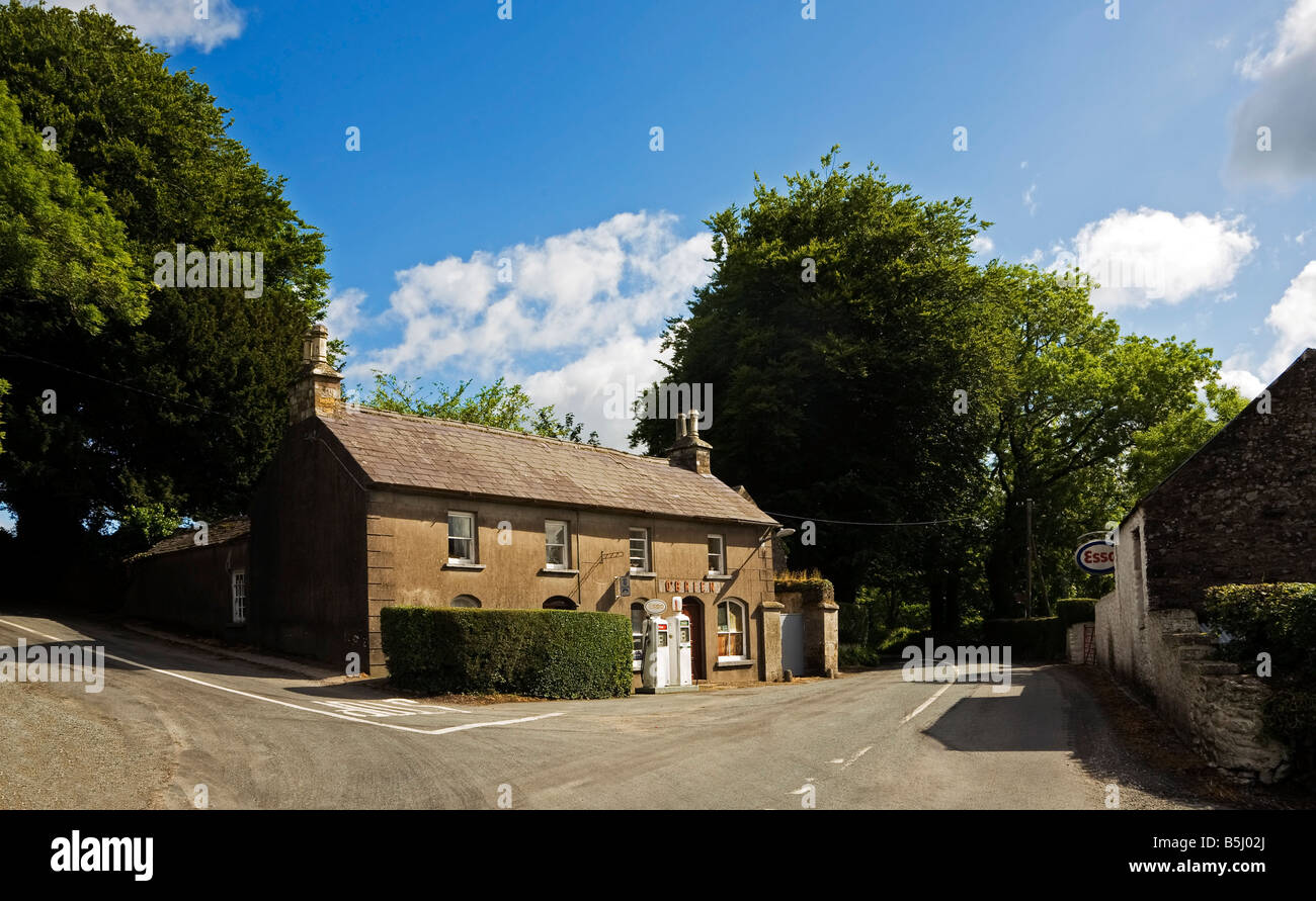 Tradizionale antica Shop a destra fuori del 50s, che incorporano un negozio e garage, Millstreet, nella contea di Waterford, Irlanda Foto Stock