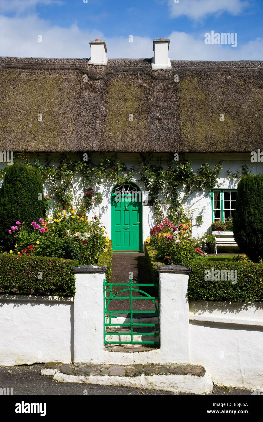 Cottage tradizionale Giardino e porta, Stradbally villaggio, nella contea di Waterford, Irlanda Foto Stock