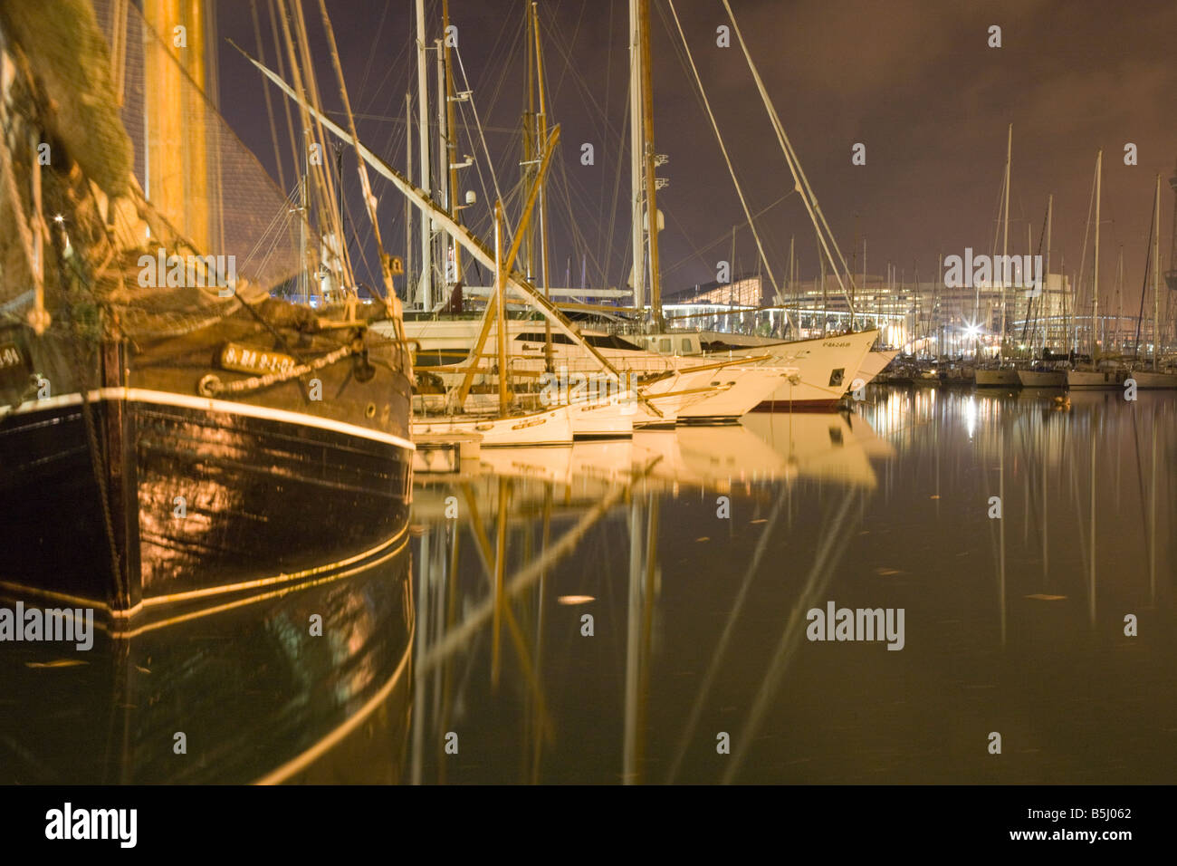 Marina di Barcellona durante la notte con la luce che si riflette sull'acqua, Port Vell di Barcellona, in Catalogna, Spagna Foto Stock
