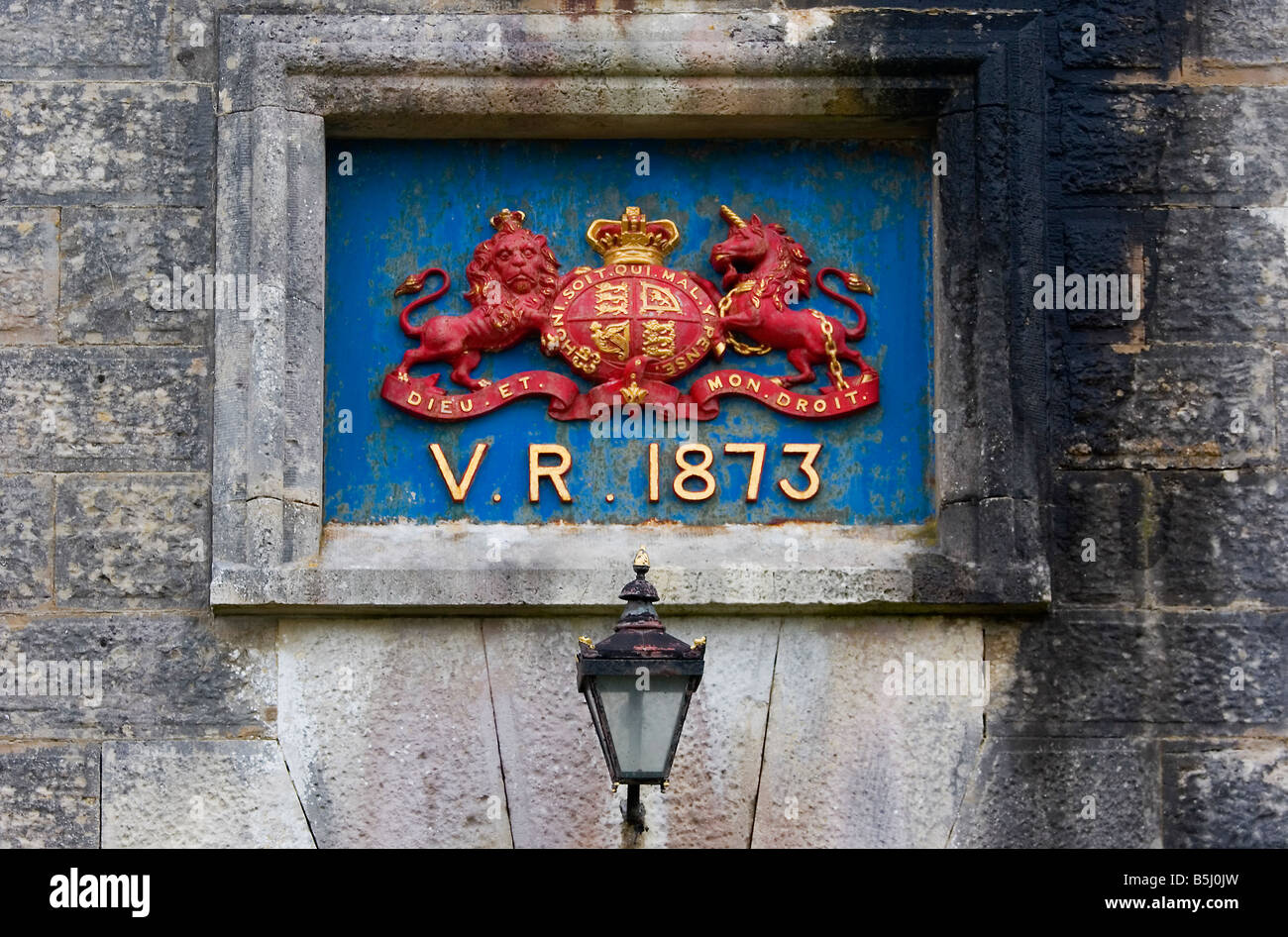 Lettura del segno V.R.1873 su un gateway in Hurst Castle in Hampshire che fu originariamente costruito durante il regno di Enrico VIII Foto Stock