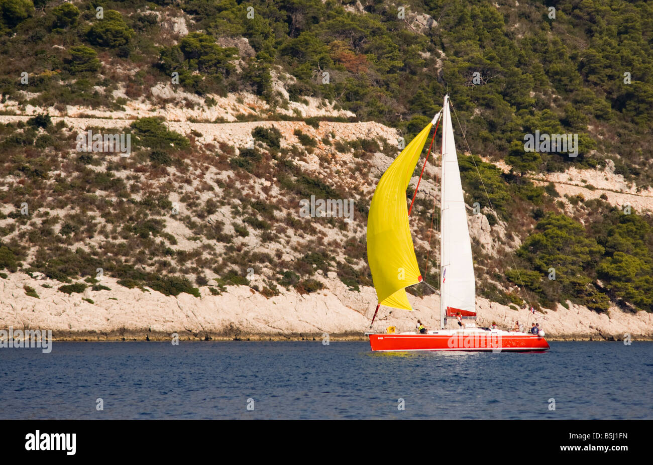 Lonely racing yacht vento vele regata di gara il lavoro di squadra equipaggio insieme a vela rigonfiamento oceano velocità di planata veloce Foto Stock