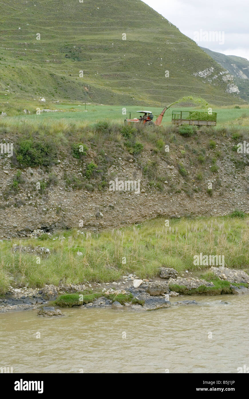 Inca terrazze in collina sopra il fiume Mantaro vicino alla città di Putja Perù Foto Stock