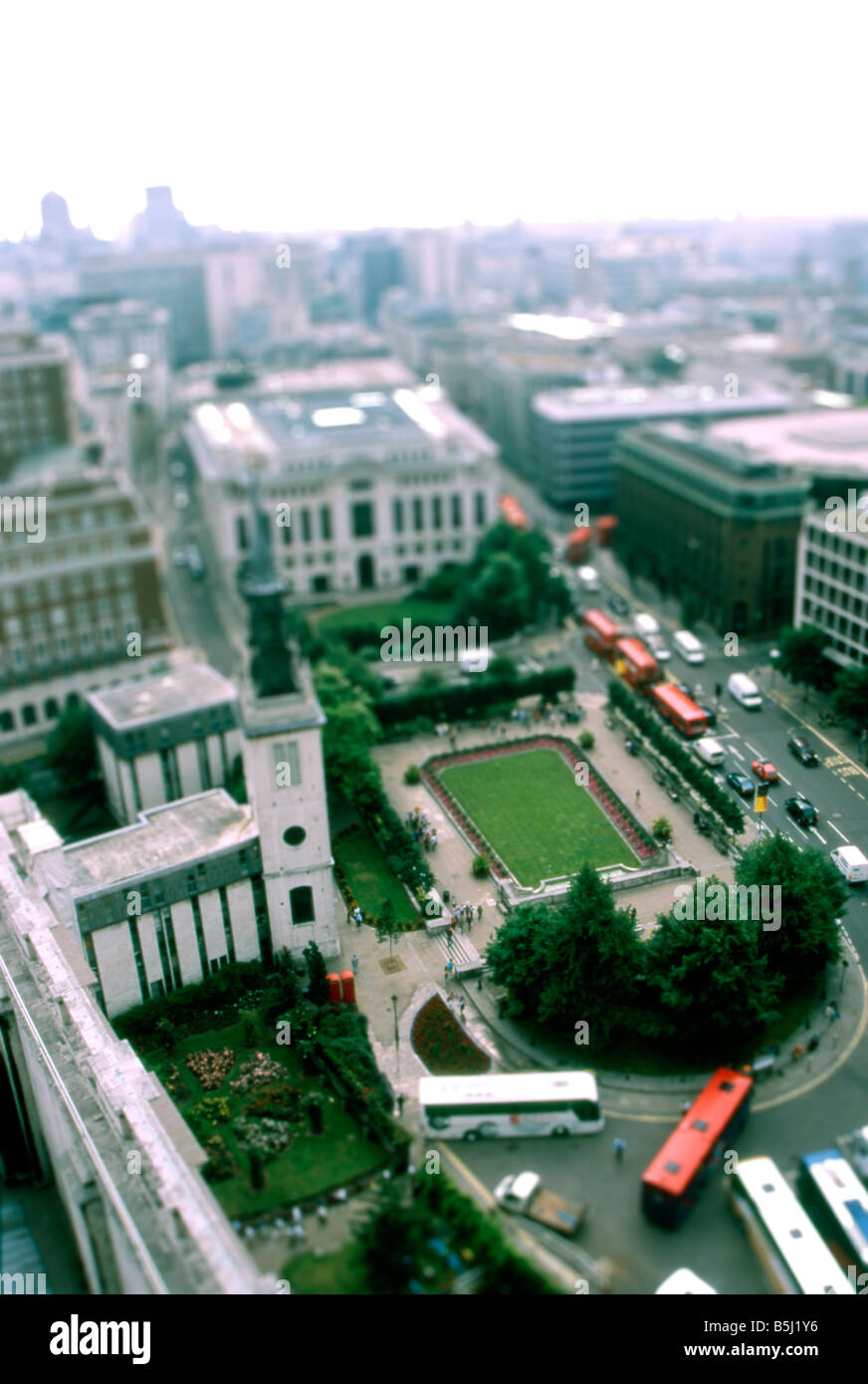 Vista dalla cima del Saint Peters Cattedrale guardando verso il basso. Immagine è stata filtrata in Photoshop per renderlo simile a un modello Foto Stock