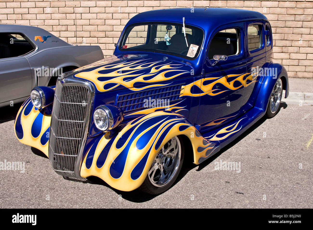 Blu con il rosso e il giallo di fiamme Ford V8 quattro porte berlina Foto Stock