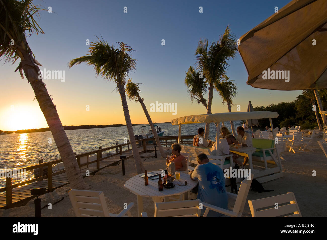 Stati Uniti d'America Florida Florida Keys Islamorada Lorelei Resort gli ospiti presso il bar e guardare il tramonto Foto Stock