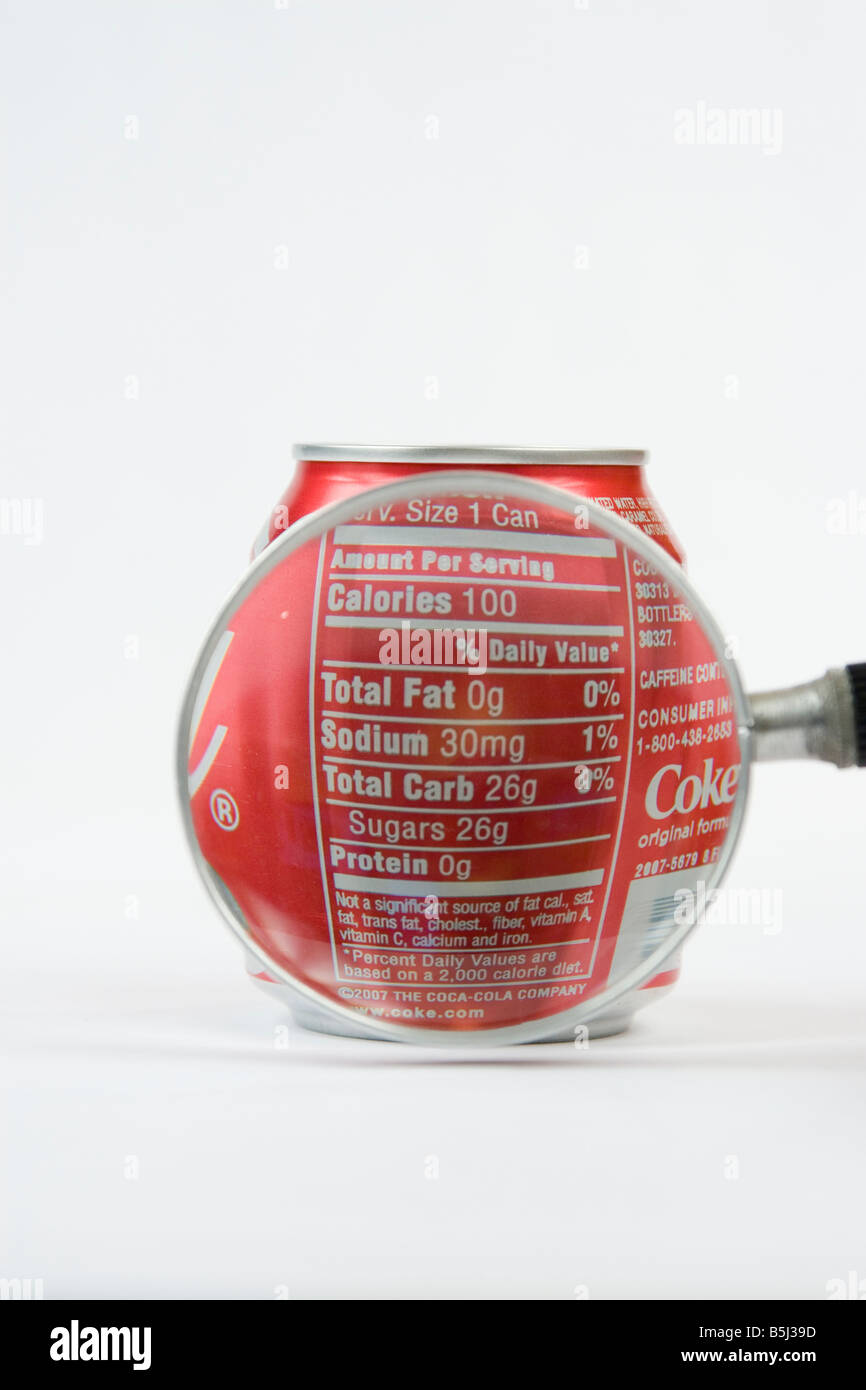 Etichetta nutrizionale che elenca la quantità di grassi, sodio, carboidrati, zuccheri e proteine su Coca Cola Coke può. Foto Stock