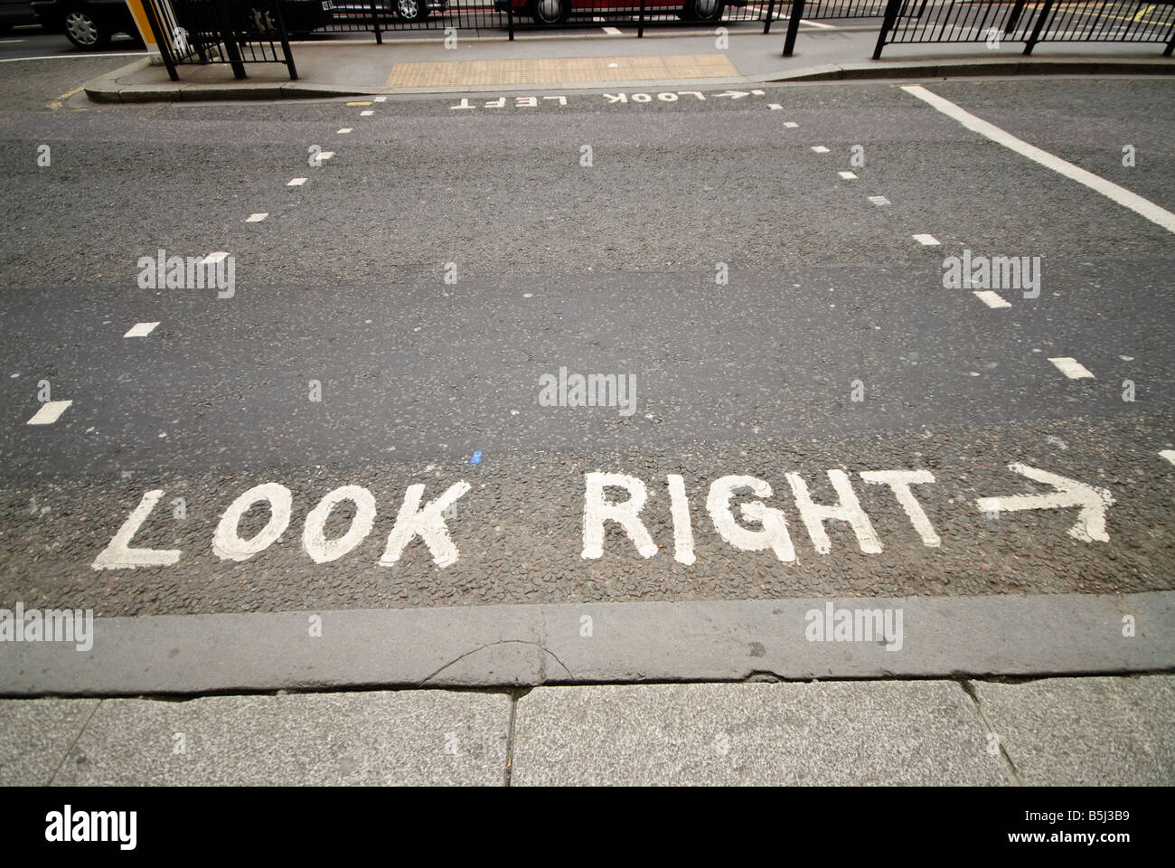 Guarda a destra Road Sign London England // Guarda a destra attenzione sulle strade del centro di Londra. Dato che guidano a sinistra in Gran Bretagna, ma a destra nel continente europeo, molti turisti europei a Londra non sembrano automaticamente nel modo corretto quando attraversano la strada. Foto Stock