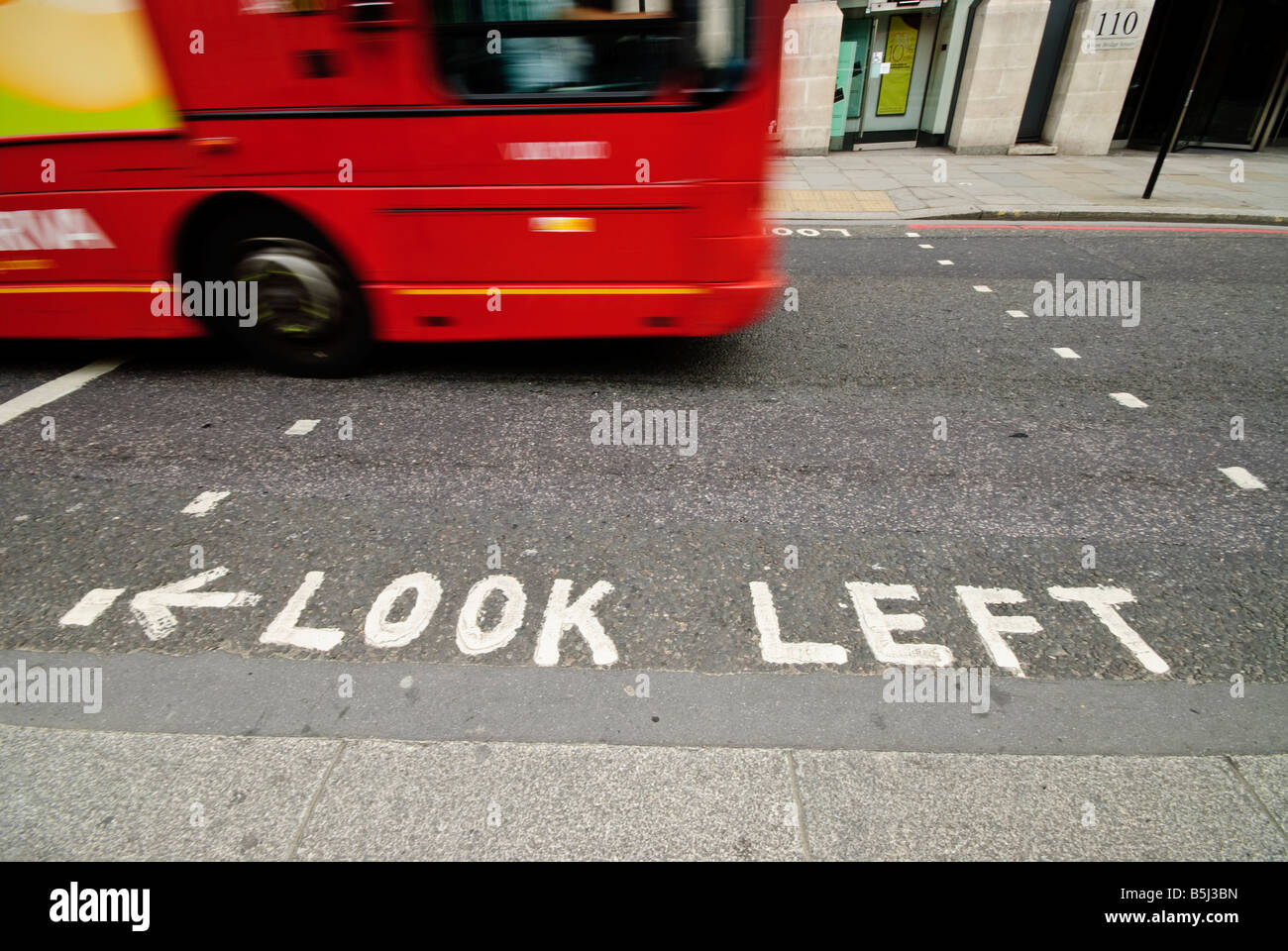 LONDON, Regno Unito - Guardare a sinistra attenzione sulle strade del  centro di Londra. Dato che la guida a sinistra in Gran Bretagna ma a destra  sul continente europeo, molti turisti europei