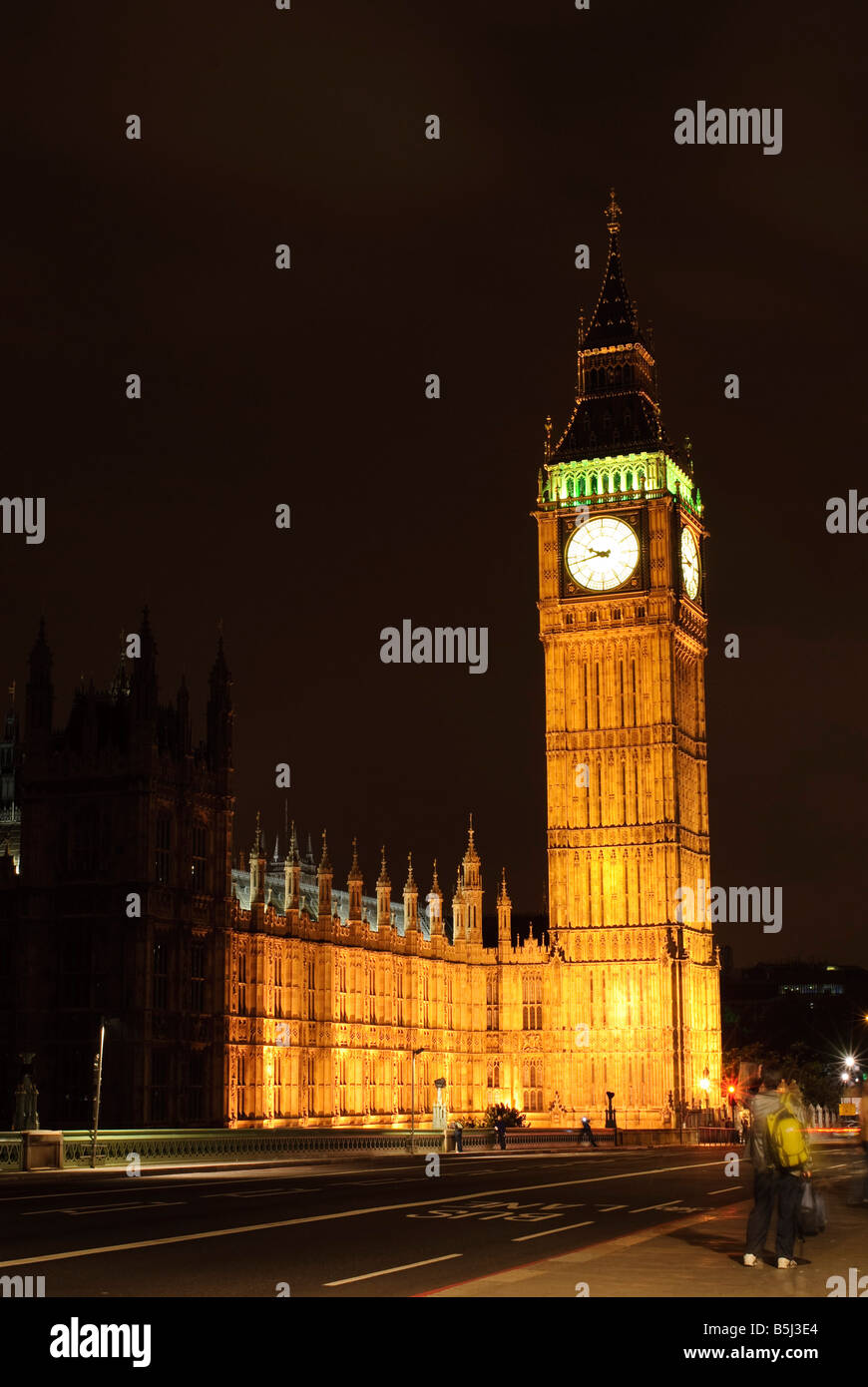 LONDRA, Regno Unito — Elizabeth Tower, sede dell'iconica campana del Big ben, si trova sull'estremità nord del Palazzo di Westminster. La storica torre dell'orologio è diventata un simbolo sia di Londra che del Regno Unito. Foto Stock