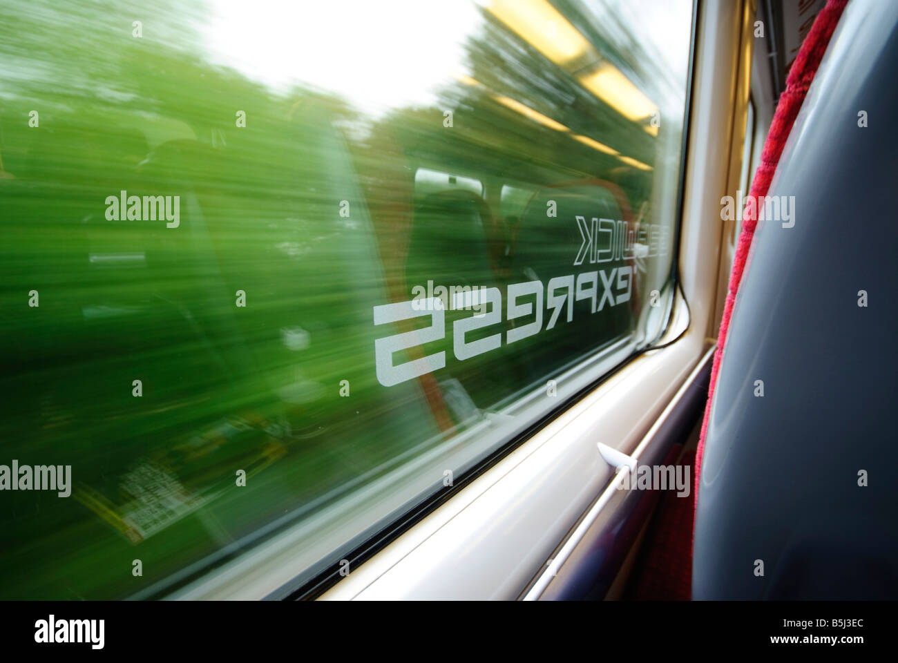 LONDON, Regno Unito - Un tiro fuori la finestra delle sequenze in rapido movimento con il Gatwick Express, il treno ad alta velocità collega il centro di Londra con l'aeroporto di Gatwick. Foto Stock