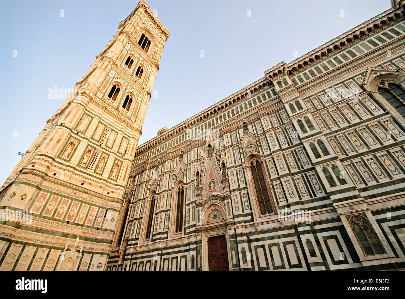 FIRENZE, Italia: Il magnifico Duomo, ufficialmente cattedrale di Santa Maria del Fiore, domina lo skyline fiorentino. L'iconica cupola in terracotta del Brunelleschi incorona la facciata in marmo ornato, esemplificando l'architettura e l'ingegneria rinascimentale nel cuore di Firenze. Foto Stock