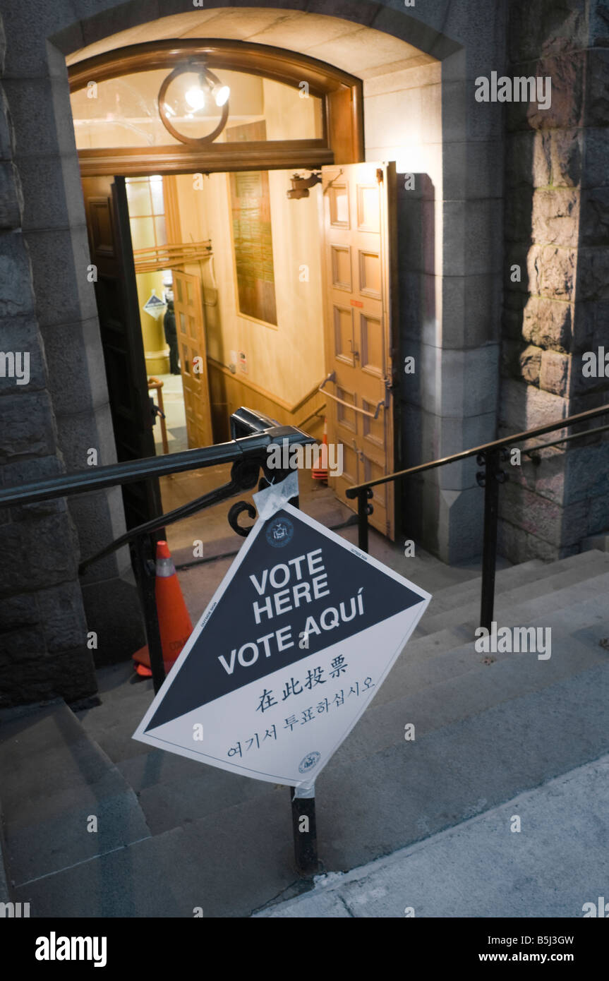 New York NY 4 Novembre 2008 Sito di polling con segno multilingue Foto Stock