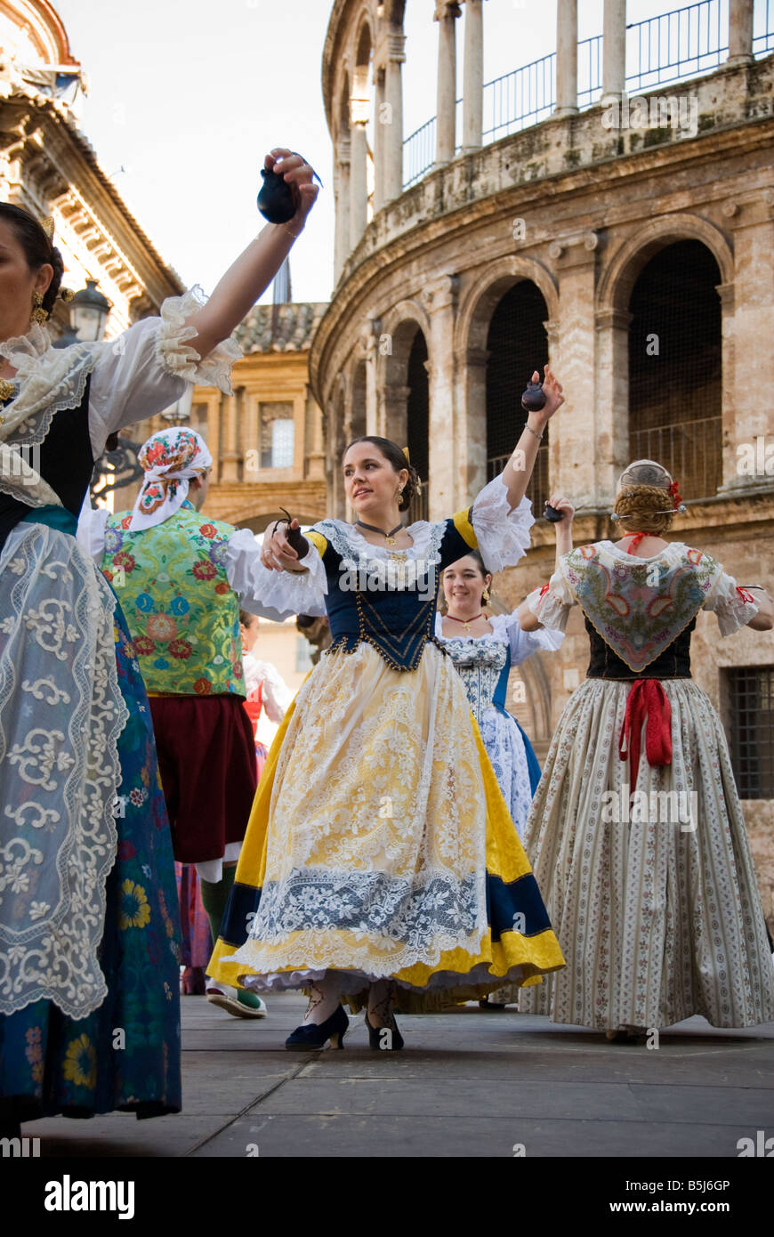 Tradizionalmente Vestiti donna spagnola danza su Plaza de la Virgen nel centro storico della città di Valencia Spagna Foto Stock