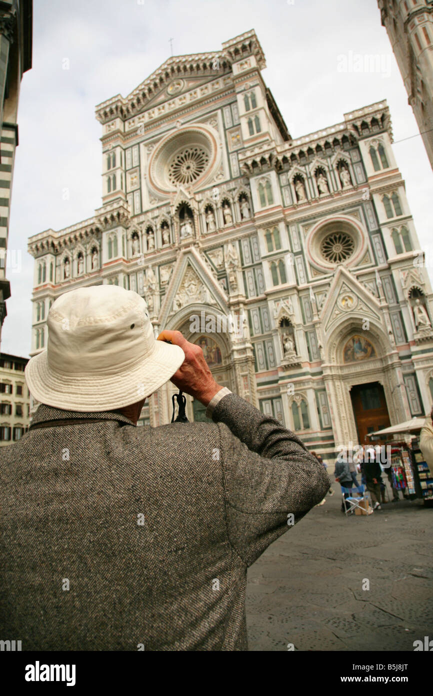 Anziani turistica prendendo una fotografia del Duomo o Santa Maria del Fiore di Firenze (Italia). Foto Stock