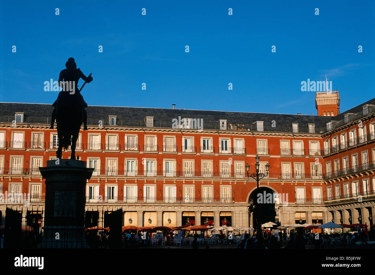 Spagna - Madrid - Plaza Mayor - silhouette della statua di re Filippo III Foto Stock