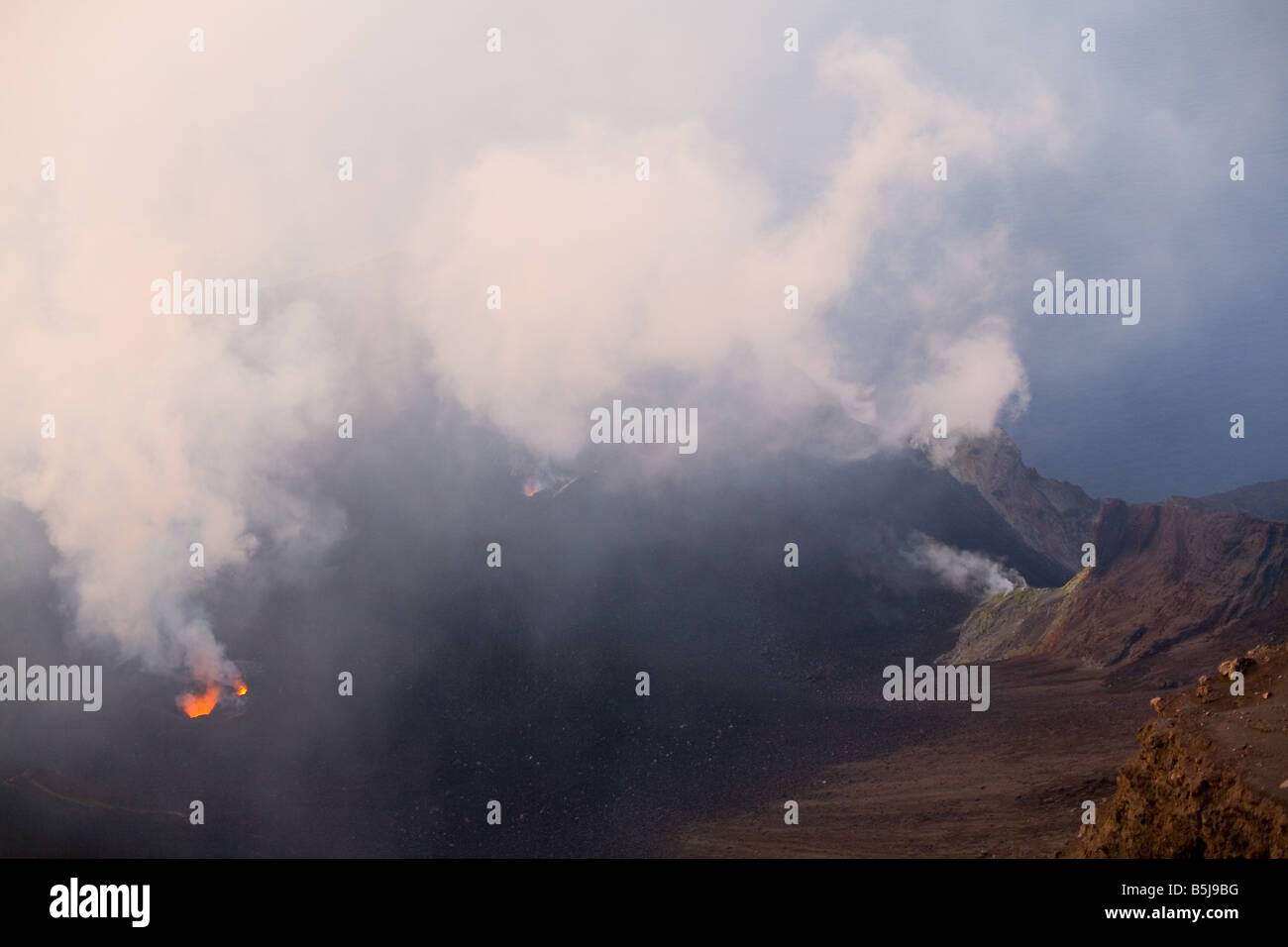 Cratere fumante del vulcano Stromboli Foto Stock