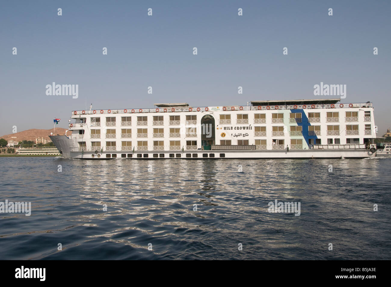 Un albergo a 5 stelle di Nilo cruiser nave M/S Nile Crown II navigando sul fiume Nilo in Aswan Egitto meridionale Foto Stock