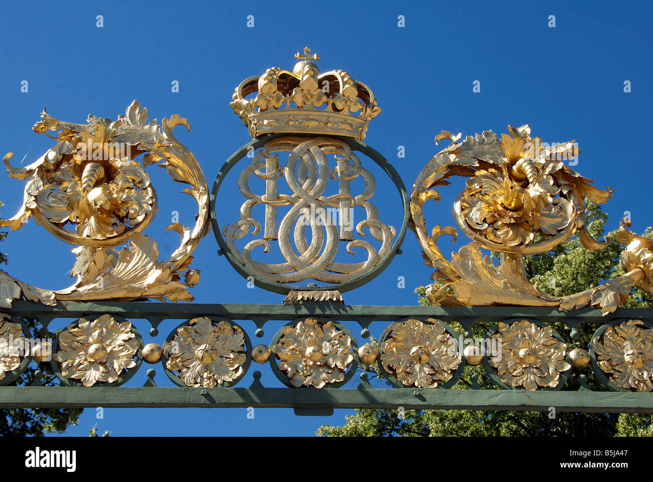 Stemma reale sopra al gate Drottningholm Palace vicino a Stoccolma in Svezia Foto Stock