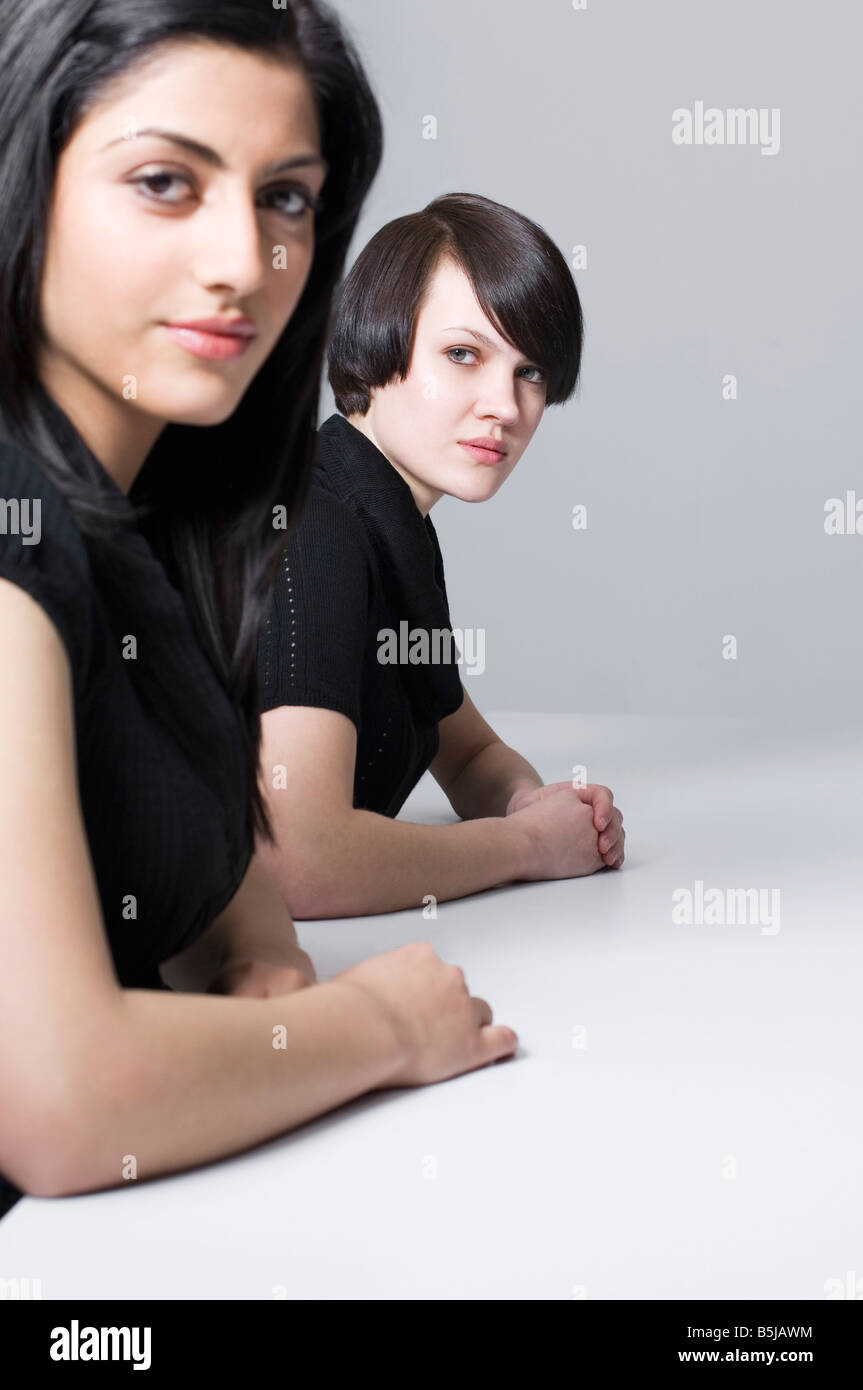 Due giovani imprenditrici seduti ad un tavolo per conferenza Foto Stock