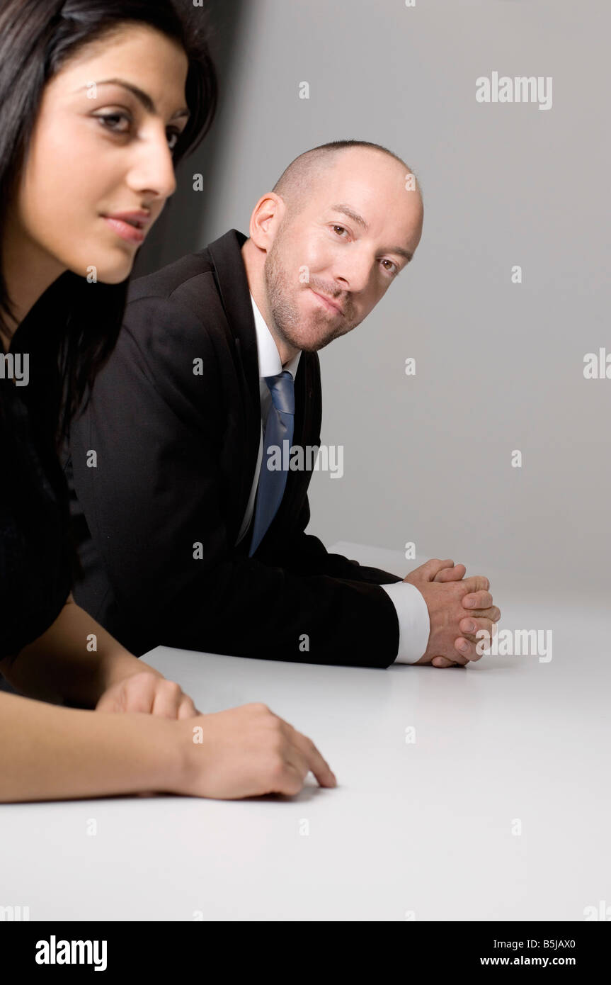 Giovane imprenditrice seduti ad un tavolo per conferenza con il collega di sesso maschile Foto Stock