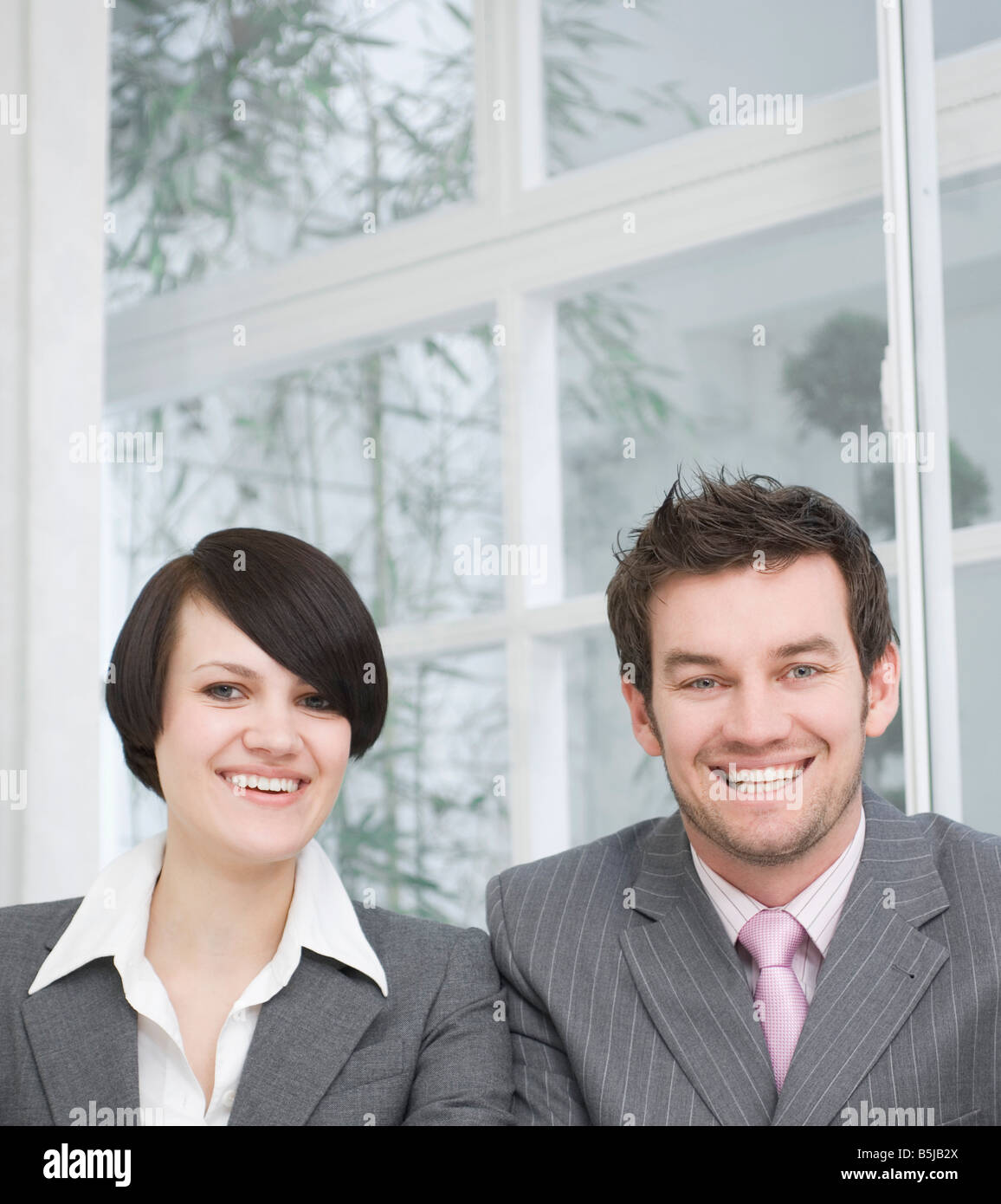 Ritratto di due sorridente la gente di affari Foto Stock