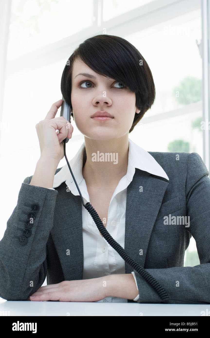 Ritratto di giovane busineswoman parlando al telefono Foto Stock