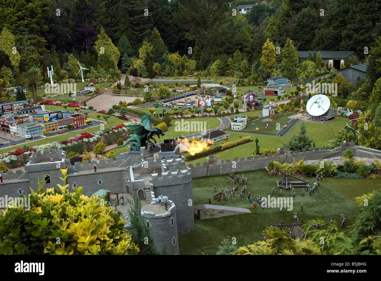 Modello del villaggio in babacombe,torquay,edifici in miniatura, di persone e di veicoli che catturano l'essenza di Inghilterra del passato, presente Foto Stock