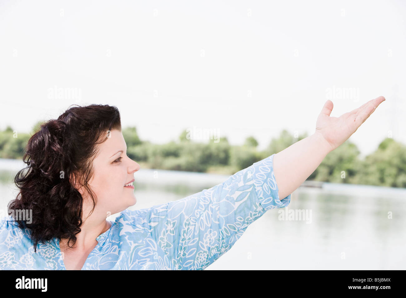 Ritratto di donna sovrappeso facendo tai chi Foto Stock