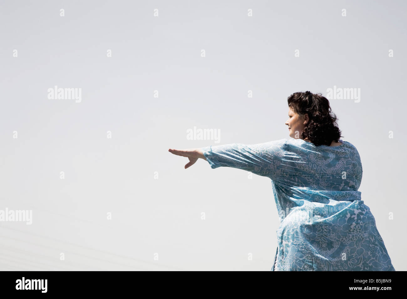 Donna sovrappeso facendo tai chi Foto Stock