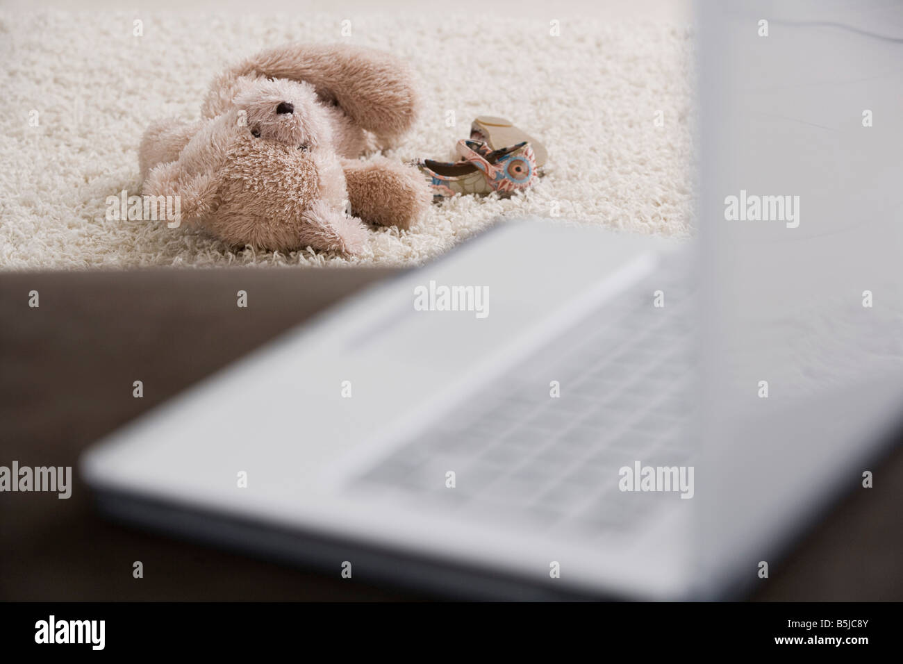 Ancora la vita di orsacchiotto con computer portatile in primo piano Foto Stock