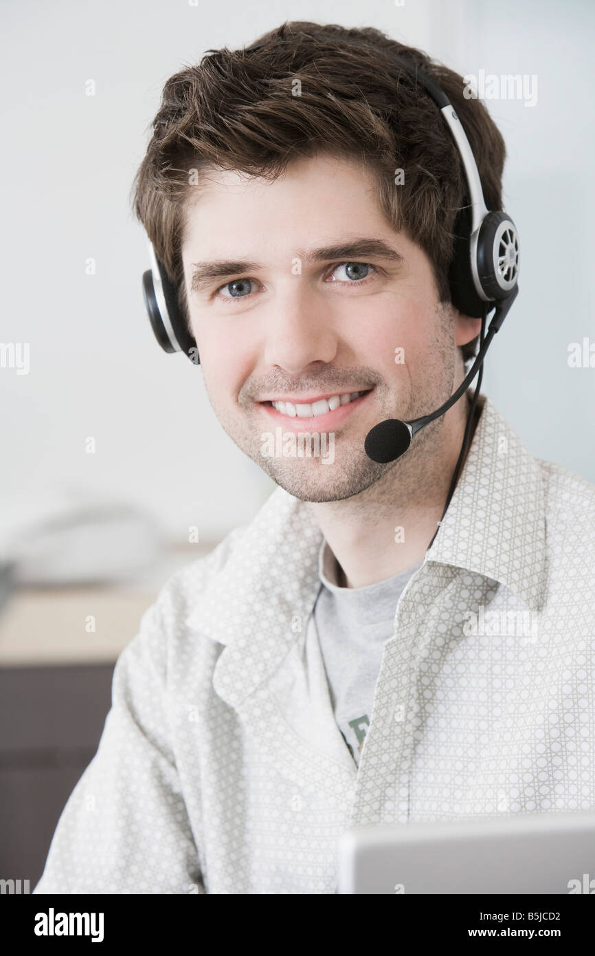 Ritratto di uomo che indossa la cuffia Foto Stock