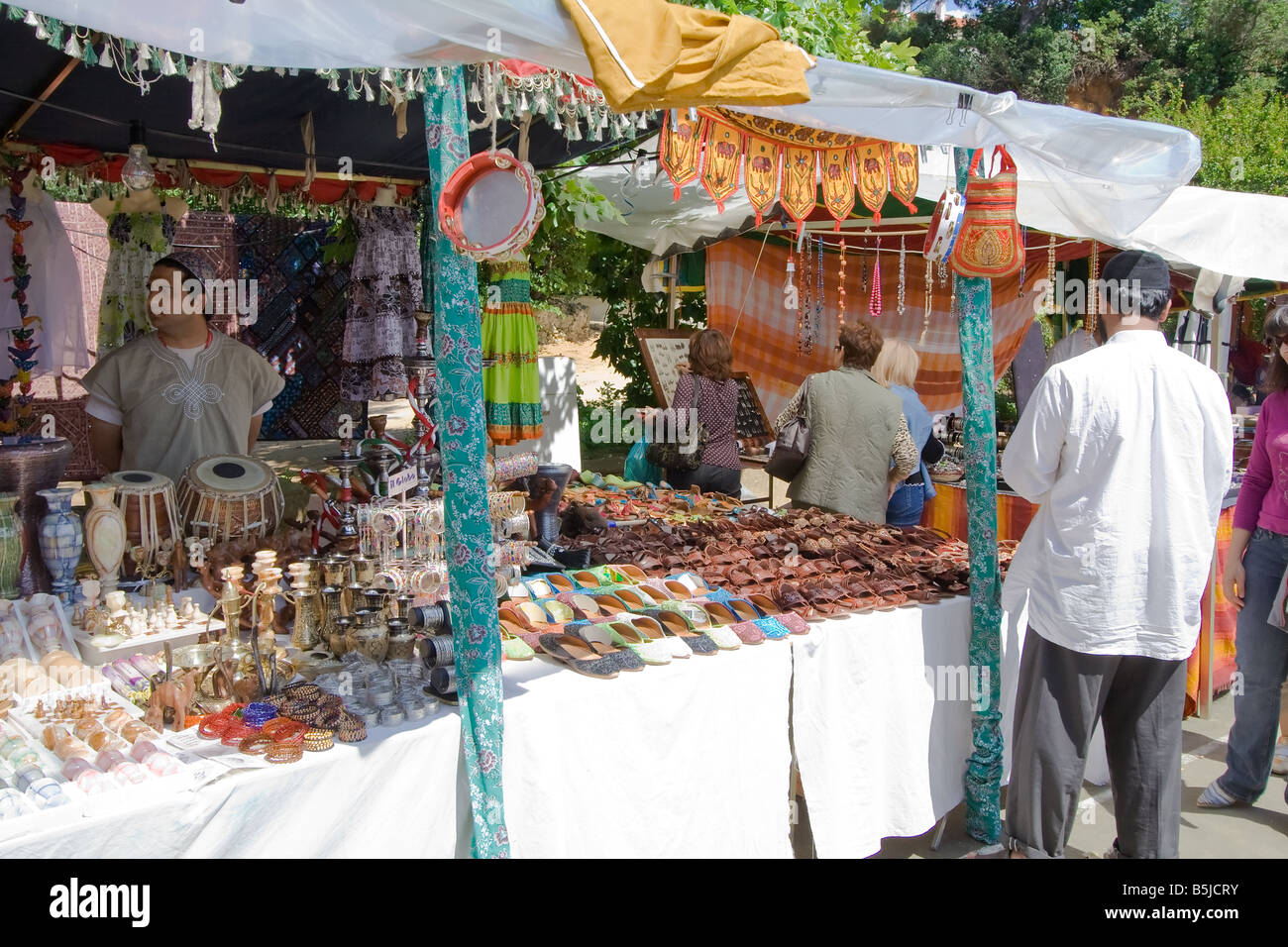 Dettaglio di un Marocchino stand con le merci in vendita in la rievocazione di una fiera rinascimentale di Seixal, Portogallo. Foto Stock