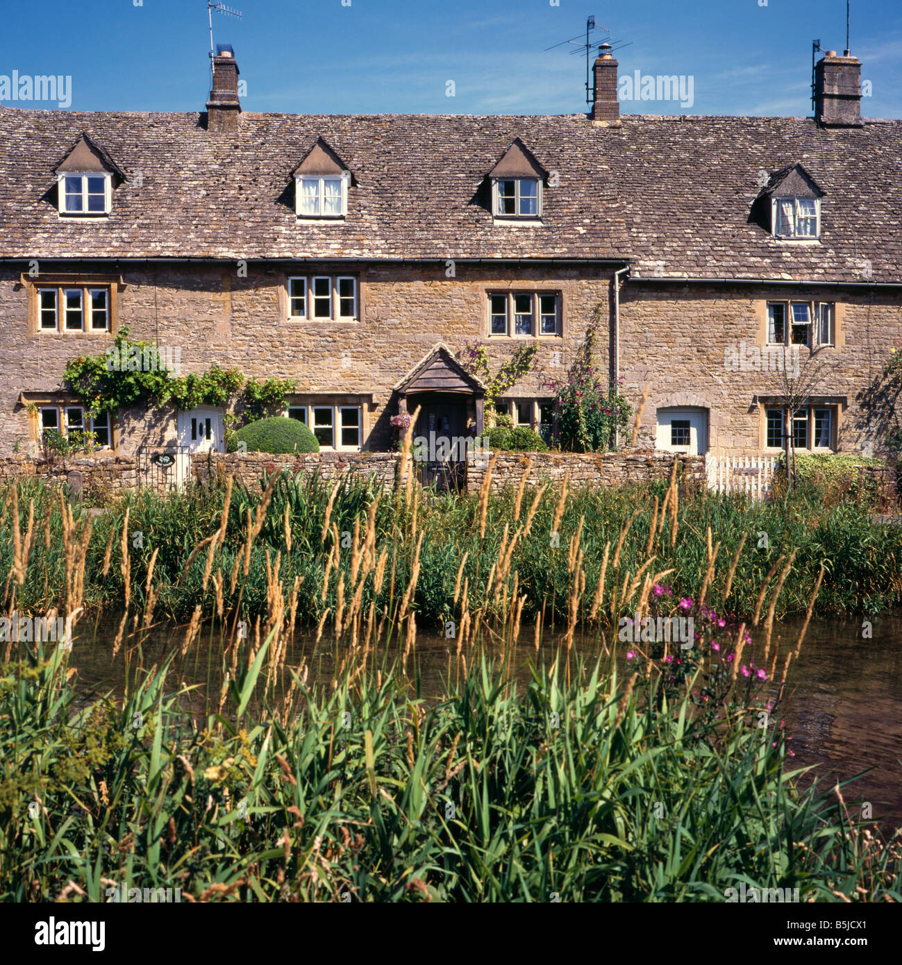 Riverside cottages, Lower Slaughter, Cotswolds, Gloucestershire, England, Regno Unito, Europa Foto Stock