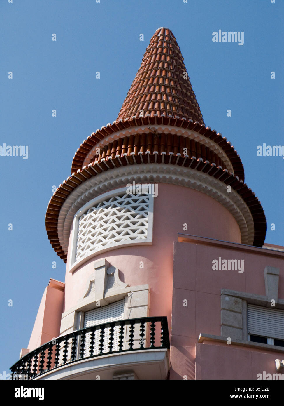 Rosa e Bianco torretta di un edificio ad angolo conico con tetto di tegole, Lisbona, Portogallo Foto Stock
