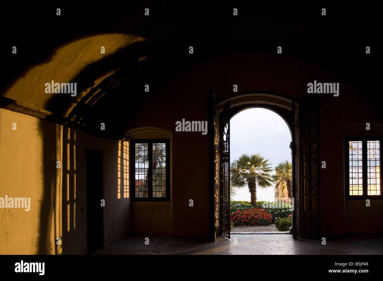 Dark Room con le finestre aperte e raggi di sole Ombra. Malcesine, Veneto, Italia Foto Stock