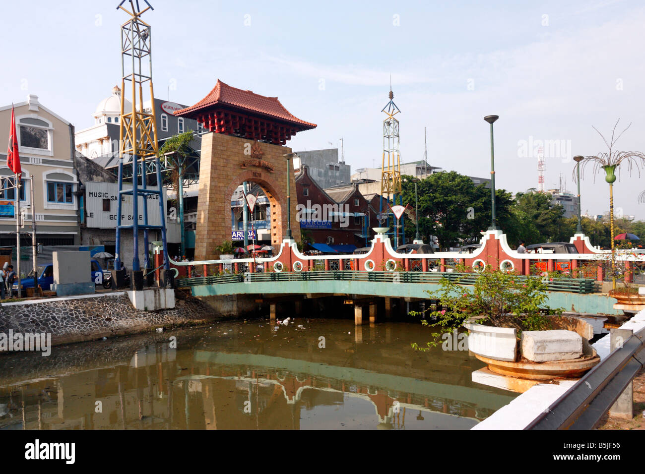 Cancello di ingresso per il Pasar Baru Shopping District e Ciliwung Canal a Giacarta Foto Stock