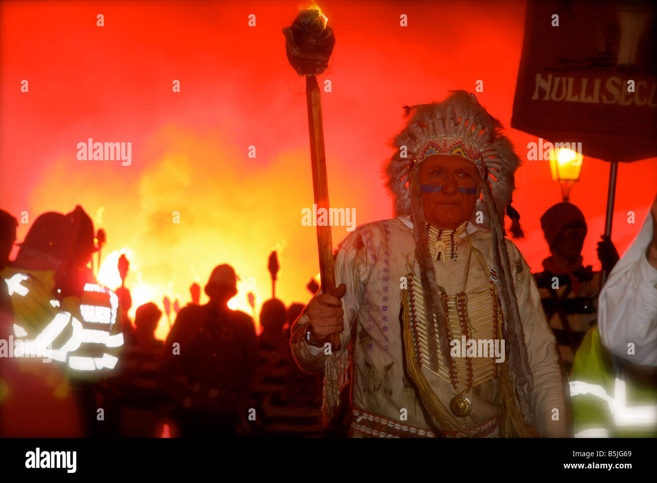 LEWES NOTTE DEI FALÒ di Guy Fawkes opere antincendio il 5 novembre la sfilata storica società SUSSEX Foto Stock