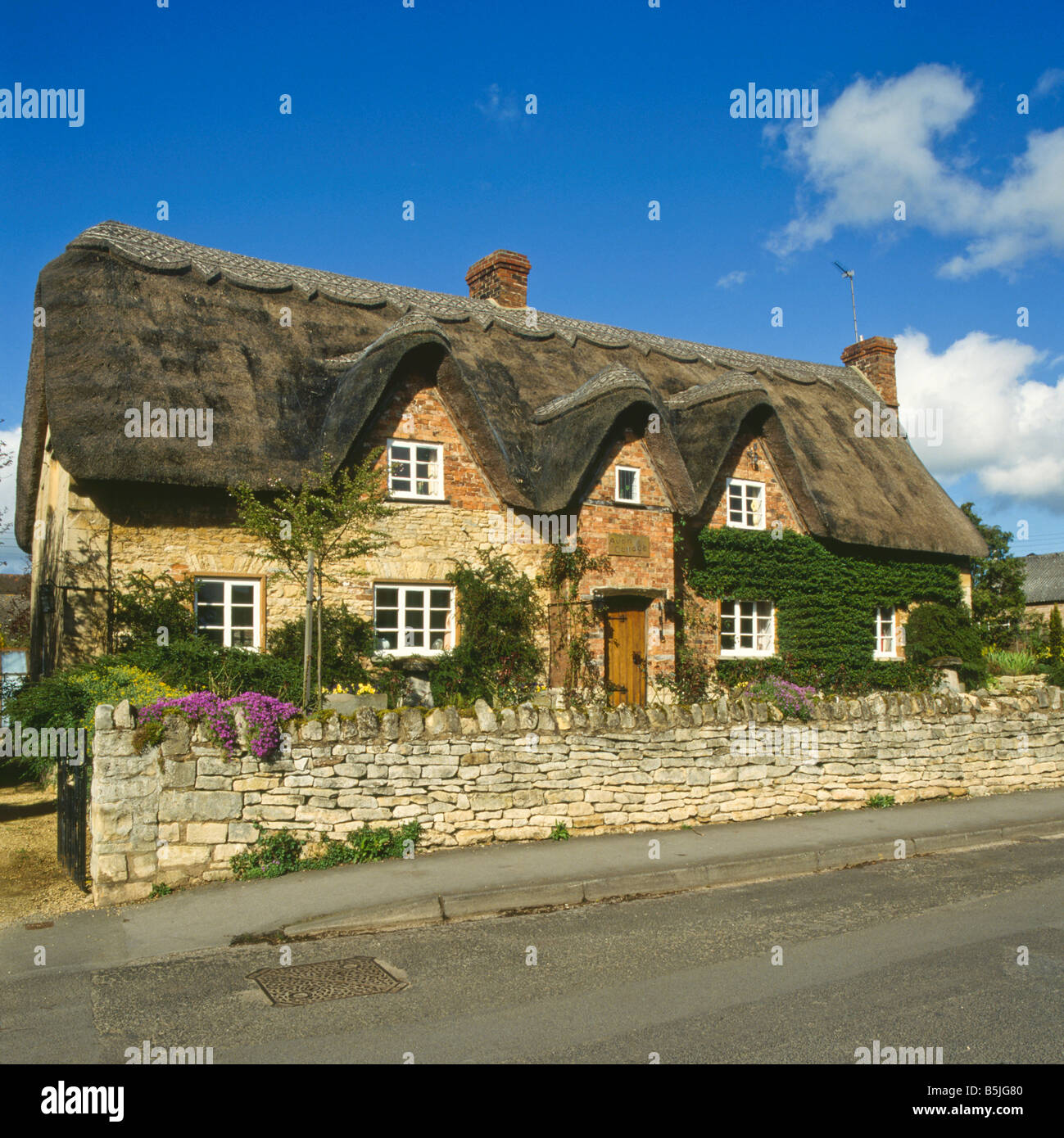 Cottage con il tetto di paglia, Bredon, Worcestershire, England, Regno Unito, Europa Foto Stock