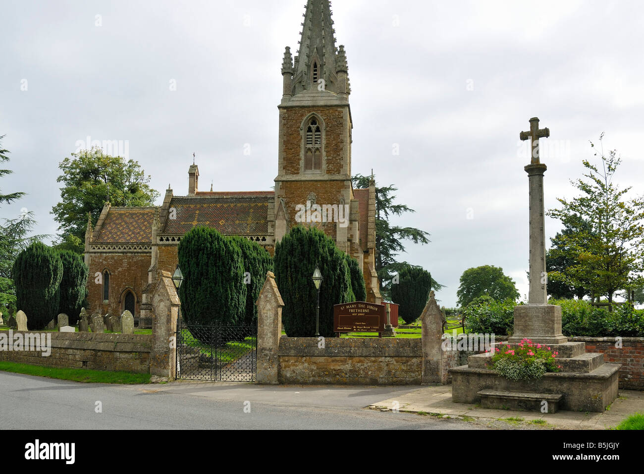 Chiesa di Santa Maria & War Memorial Fretherne Frampton on Severn Foto Stock