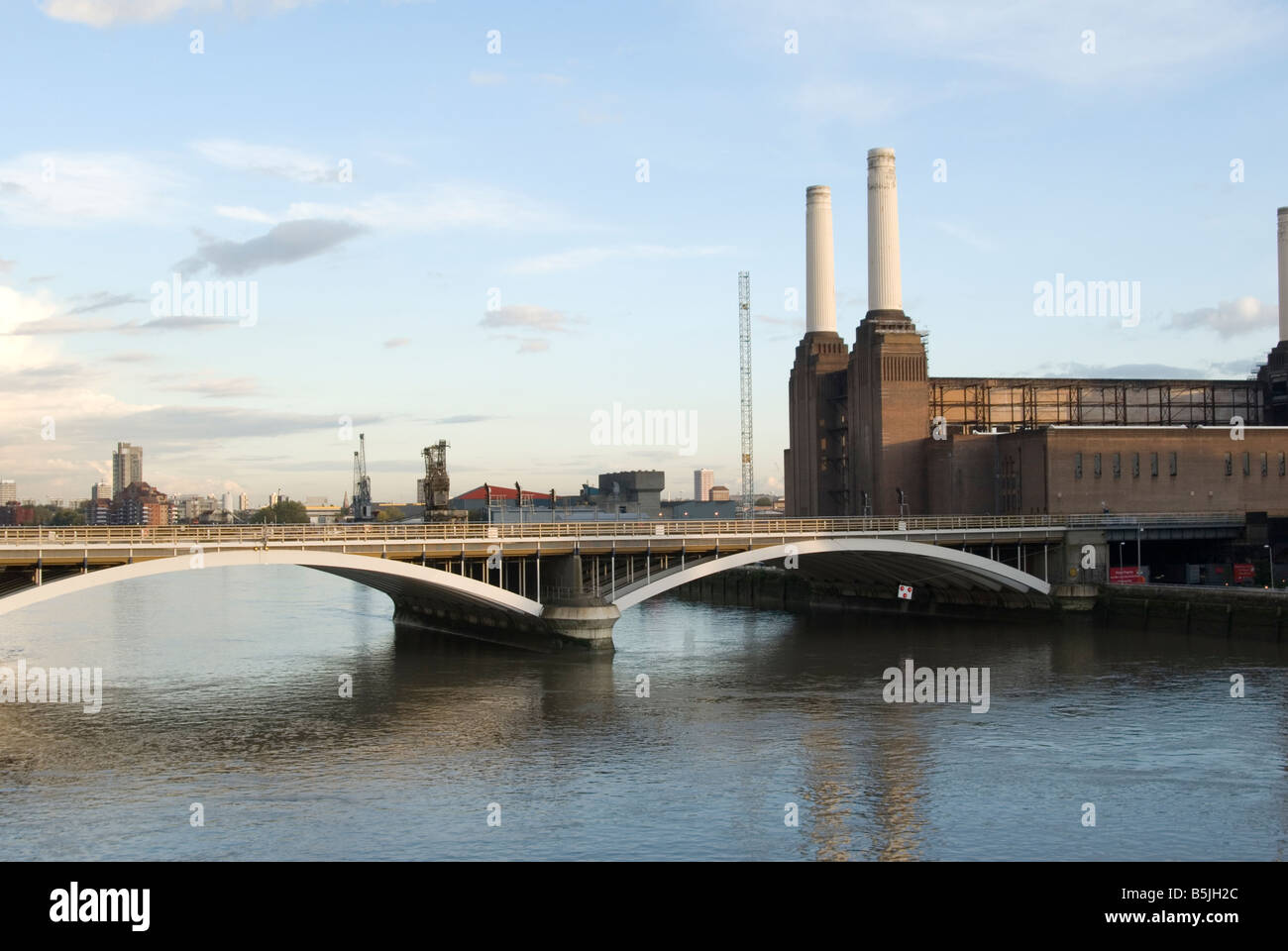 Un'immagine del ponte della ferrovia che va oltre il Tamigi da Battersea verso Victoria. Battersea Power Station è dietro. Foto Stock