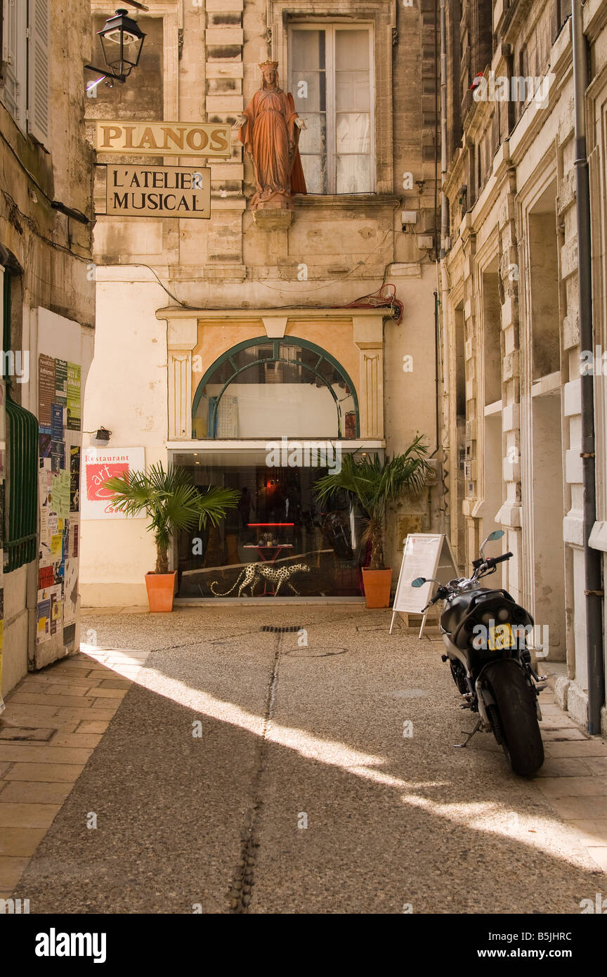 Stretta stradina laterale in Avignon Vaucluse Provence Francia Foto Stock