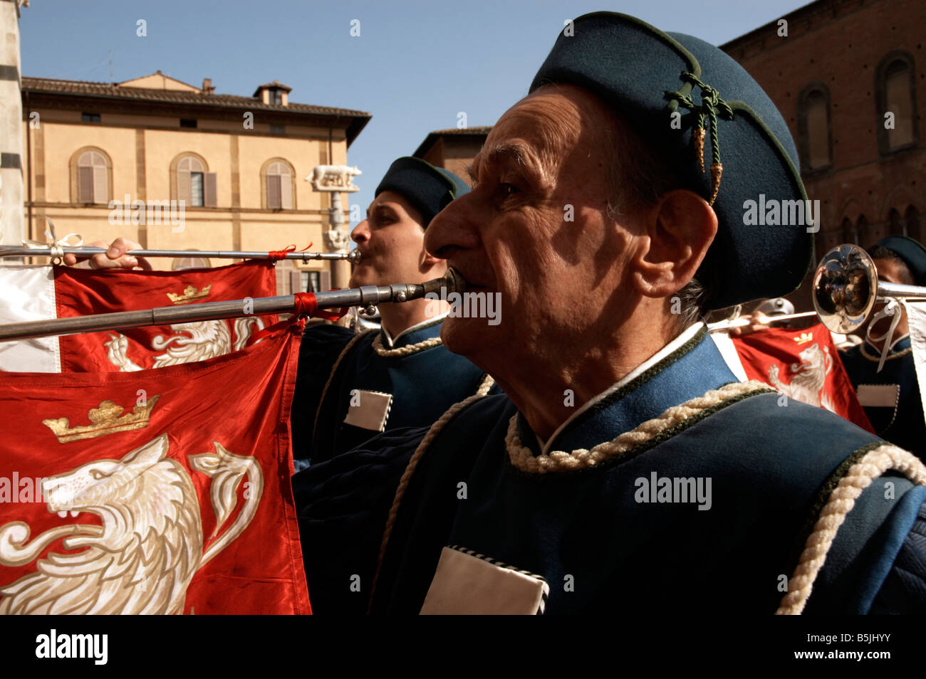 Musicisti durante la Votiva street processione, il Palio di Siena, Italia Foto Stock