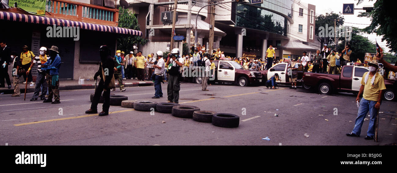 Thai anti-government protester ( PAD ) faccia tra polizia tailandese di fronte Suandusit university , Bangkok Foto Stock