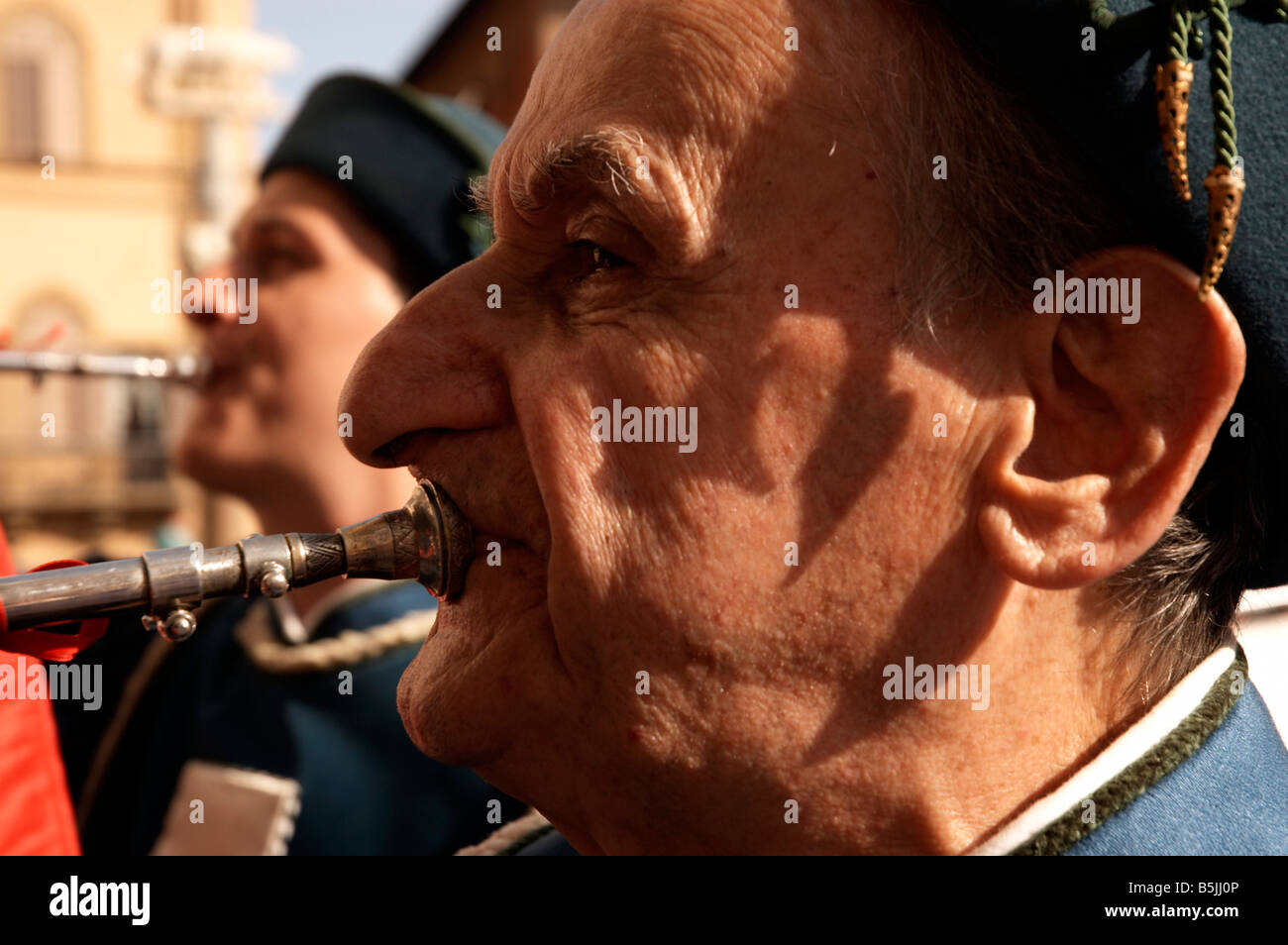 Un musicista durante la Votiva street processione, il Palio di Siena, Italia Foto Stock