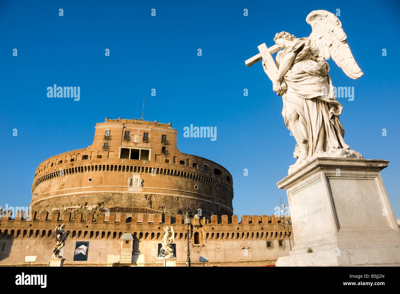 Castel Sant Angelo e Bernini s statua sul ponte Roma Italia Foto Stock