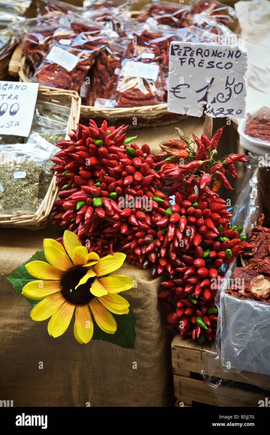 Peperoncino fresco peperoni in vendita su uno stallo al Vucceria Palermo  Sicilia Italia Foto stock - Alamy