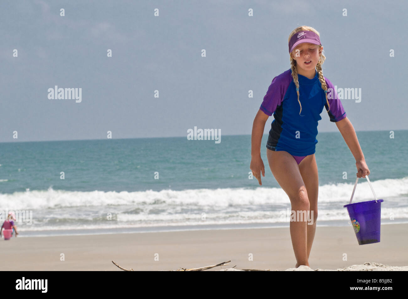 Pawleys Island South Carolina ocean resort sul mare. Che trasportano sabbia benna per costruire il castello. Foto Stock