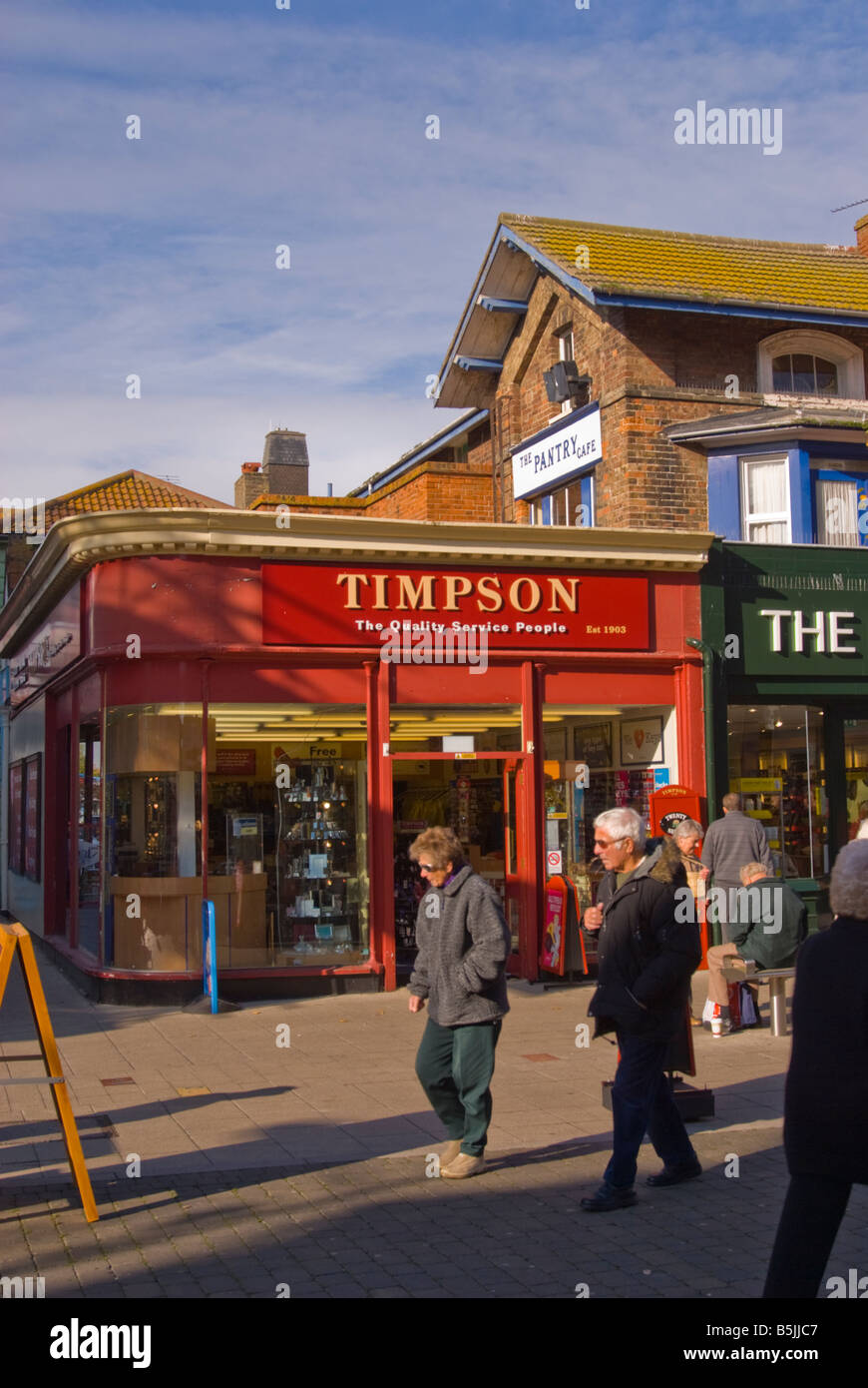 Timpson store a Lowestoft Suffolk REGNO UNITO chiavi di taglio rammendo scarpe etc. con gente camminare passato Foto Stock
